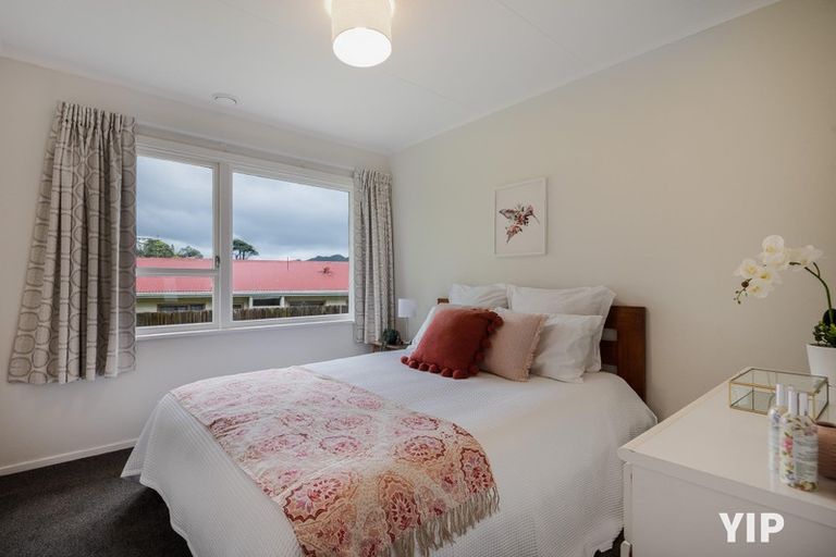 Photo of property in 96 Stewart Drive, Newlands, Wellington, 6037