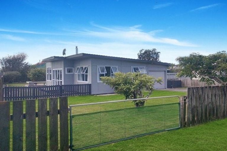 Photo of property in 27 Roore Street, Foxton Beach, Foxton, 4815