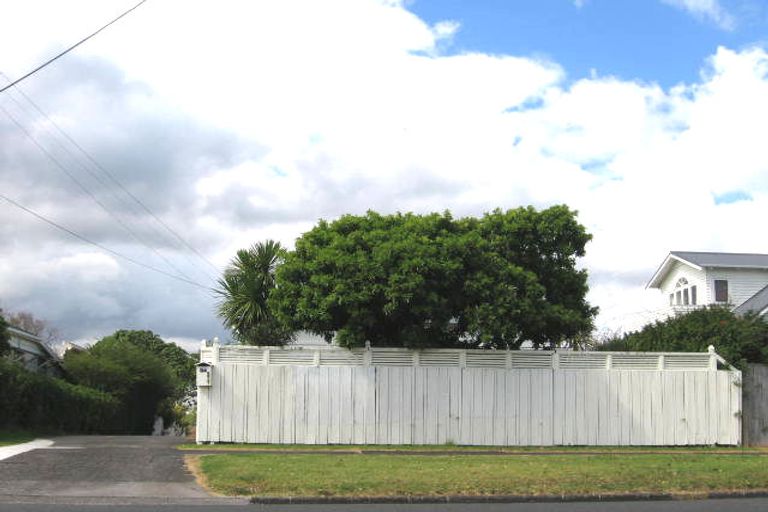 Photo of property in 2/84 Astley Avenue, New Lynn, Auckland, 0600