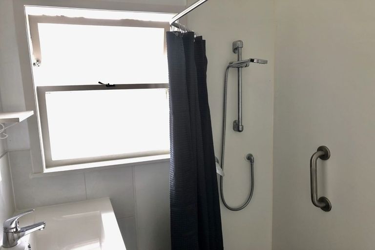 Photo of property in 2/70 Bentley Avenue, Glenfield, Auckland, 0629