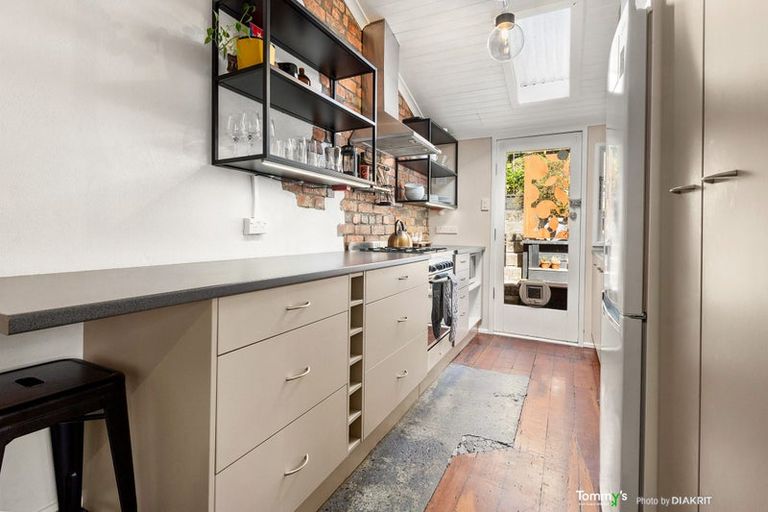 Photo of property in 180 Sutherland Road, Lyall Bay, Wellington, 6022