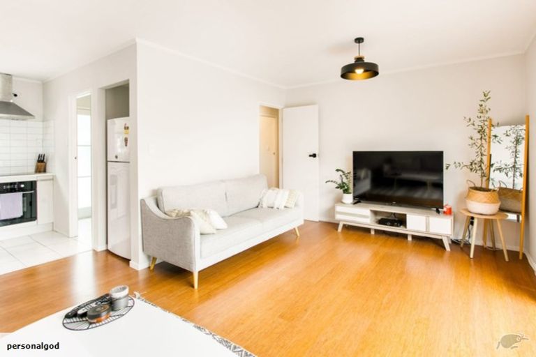 Photo of property in 3a/2 Kirrie Avenue, Te Atatu South, Auckland, 0610