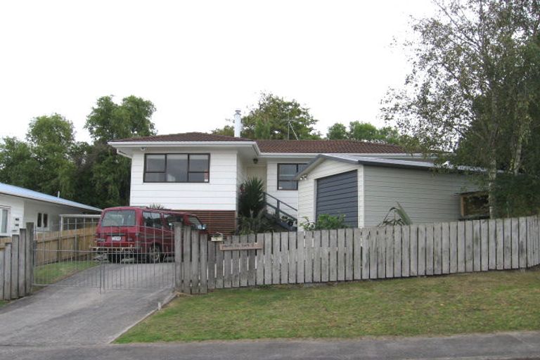 Photo of property in 1 Truscott Place, West Harbour, Auckland, 0618