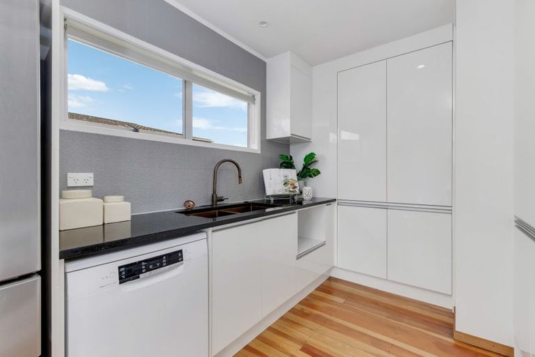 Photo of property in 13 Seabar Place, Glen Eden, Auckland, 0602