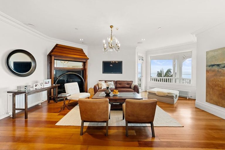 Photo of property in 8 Central Terrace, Kelburn, Wellington, 6012