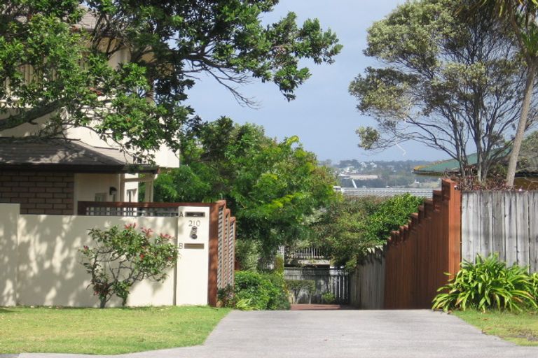 Photo of property in 1/210a East Coast Road, Forrest Hill, Auckland, 0620