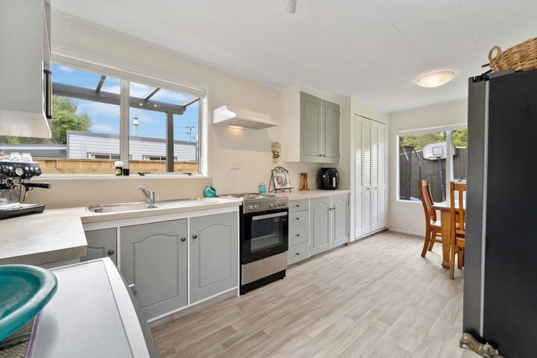 Photo of property in 16 Puriri Road, Waikanae, 5036