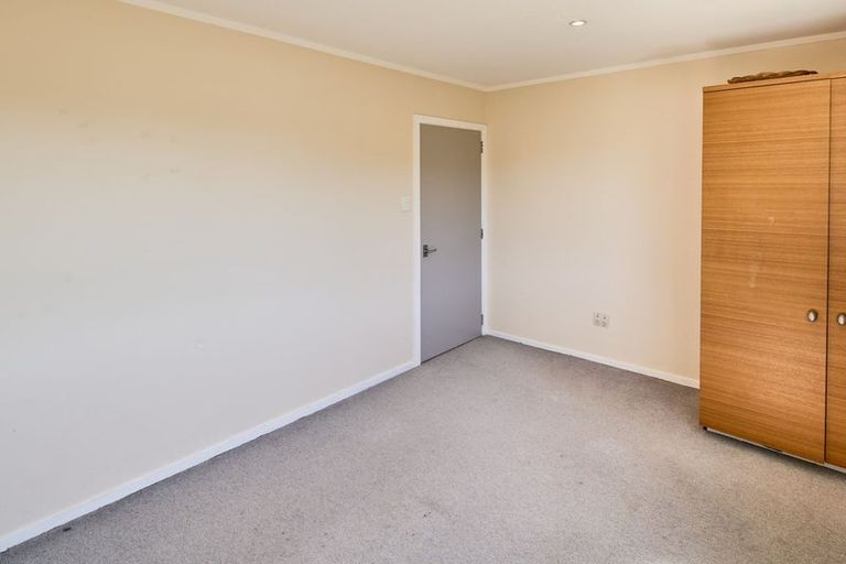 Photo of property in 20 Lyndfield Lane, Newlands, Wellington, 6037