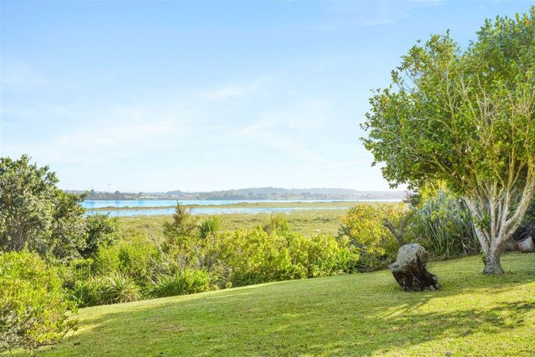 Photo of property in 28 Dawnhaven Drive, Te Atatu Peninsula, Auckland, 0610
