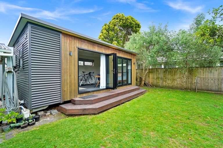 Photo of property in 14 Harbour View Road, Te Atatu Peninsula, Auckland, 0610