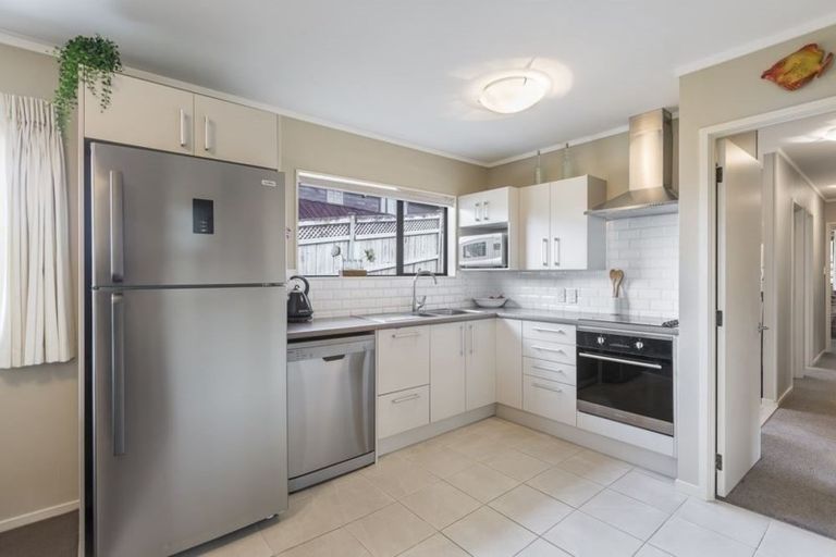 Photo of property in 4/1 Cheval Drive, Totara Vale, Auckland, 0629