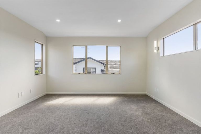 Photo of property in 14 Spoonbill Place, Unsworth Heights, Auckland, 0632