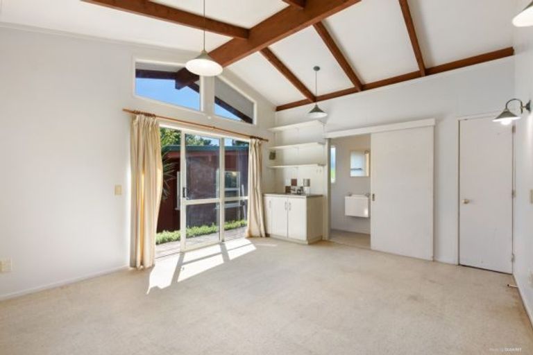 Photo of property in 31 Cron Avenue, Te Atatu South, Auckland, 0610