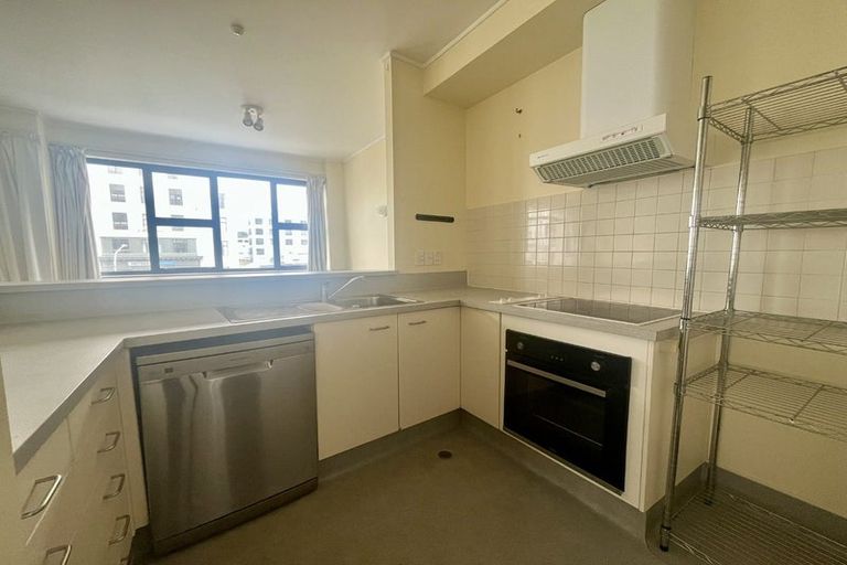 Photo of property in 17 Kent Terrace - Kent Apartments, 3e/16 Kent Terrace, Mount Victoria, Wellington, 6011