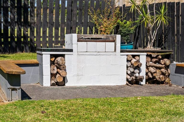 Photo of property in 27 Arlette Place, Massey, Auckland, 0614
