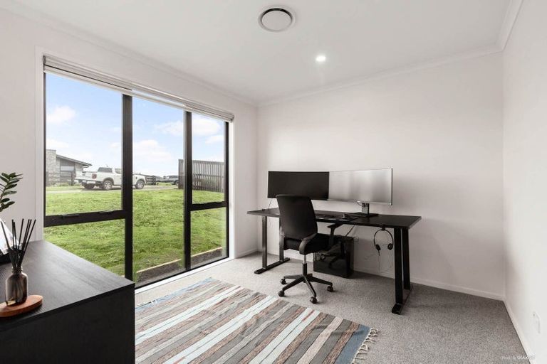 Photo of property in 8 Omahuru Road, Glenbrook, 2681