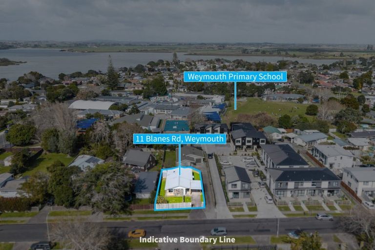 Photo of property in 11 Blanes Road, Weymouth, Auckland, 2103
