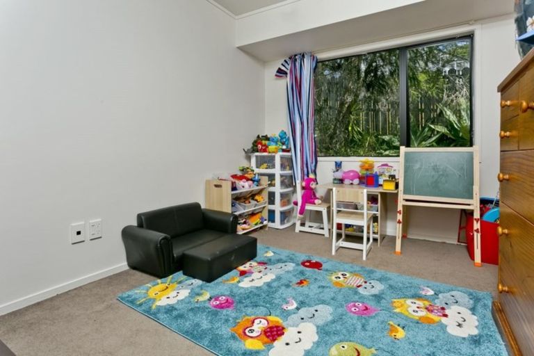 Photo of property in 10 Camilla Grove, Totara Vale, Auckland, 0629