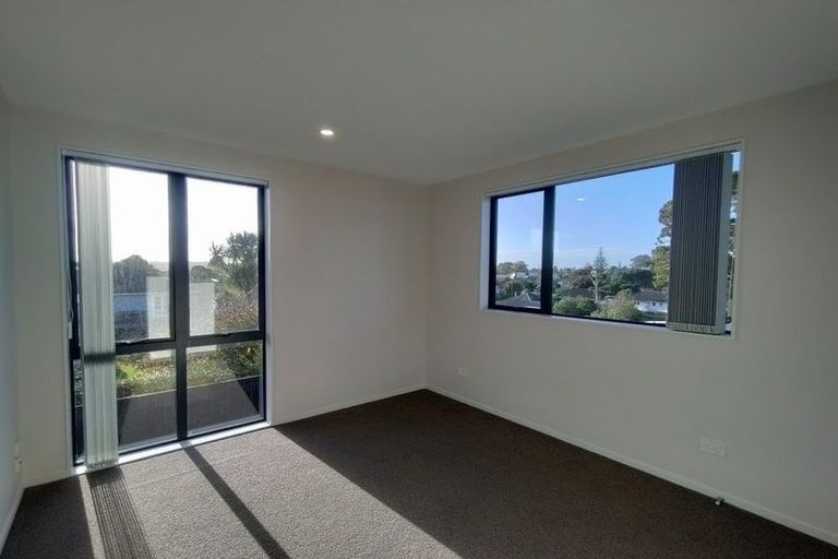 Photo of property in 2/9 Beaufield Lane, Te Atatu Peninsula, Auckland, 0610