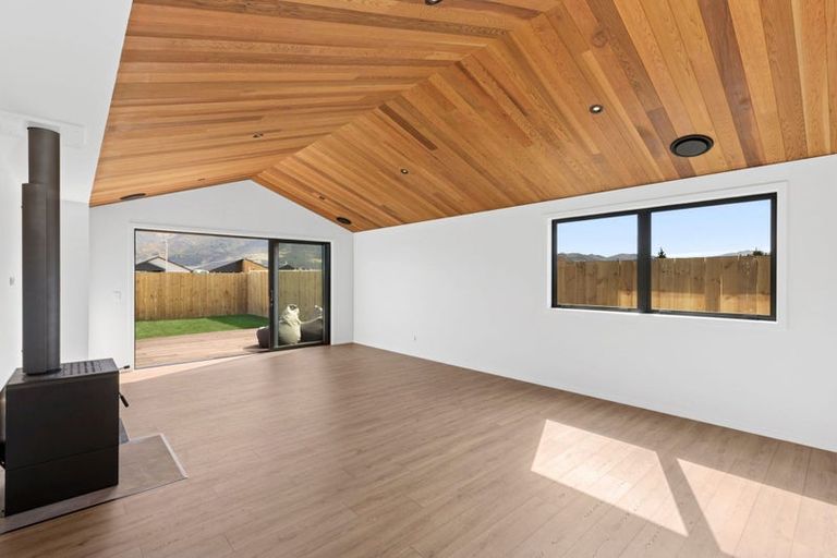 Photo of property in 32 Gillespie Street, Lake Hawea, 9382