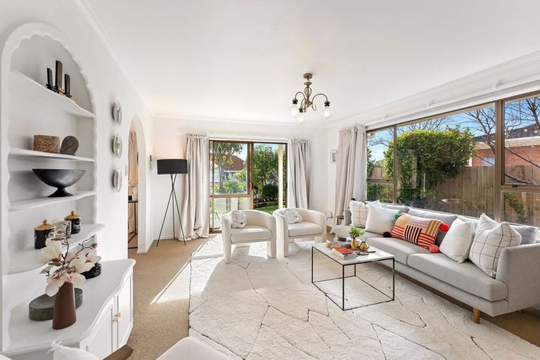 Photo of property in 28 Rewarewa Crescent, Waikanae, 5036