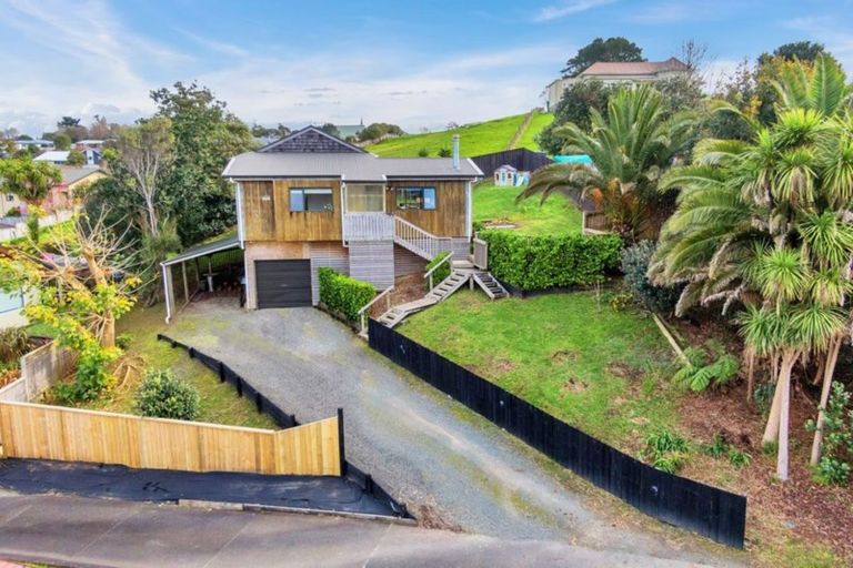 Photo of property in 15 Empressa Heights, Helensville, 0800