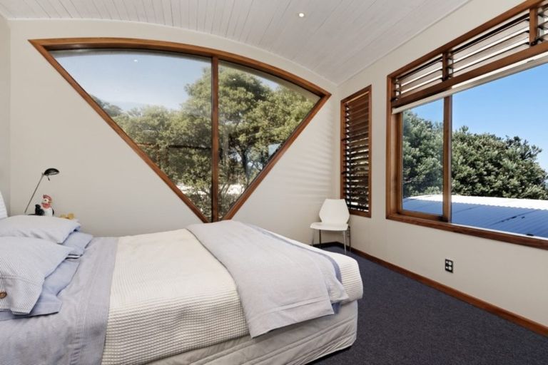 Photo of property in 87 Marine Parade North, Piha, 0772