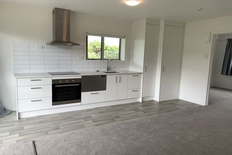 Photo of property in 28 John Dee Crescent, Red Beach, 0932