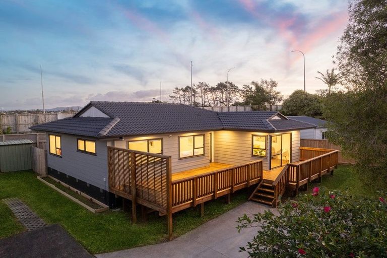 Photo of property in 2/17 Landsdale Place, Massey, Auckland, 0614