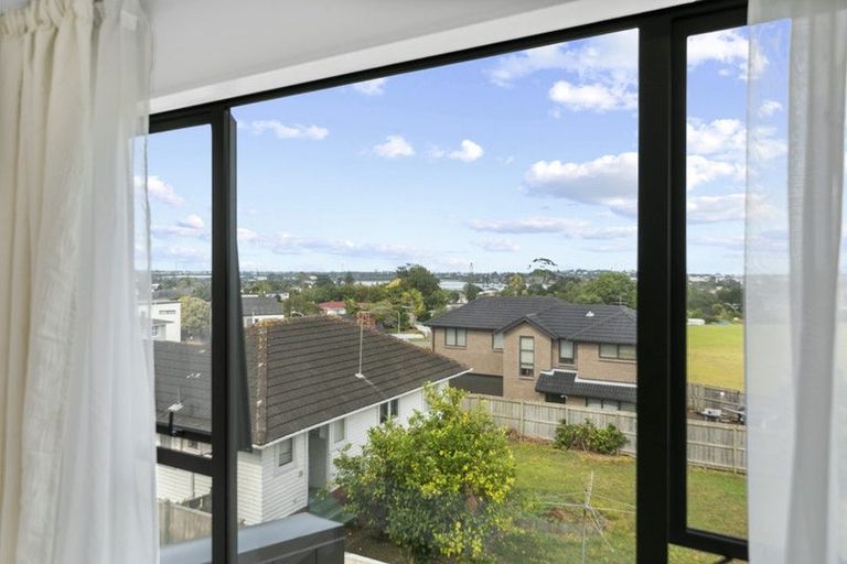 Photo of property in 7/27 Carole Crescent, Pakuranga, Auckland, 2010