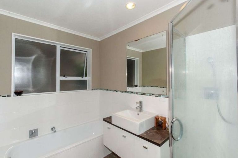 Photo of property in 5 Caledonia Place, Highlands Park, New Plymouth, 4312