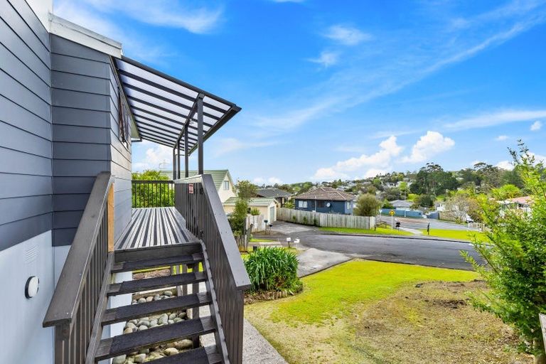 Photo of property in 13 Frosses Place, Massey, Auckland, 0614