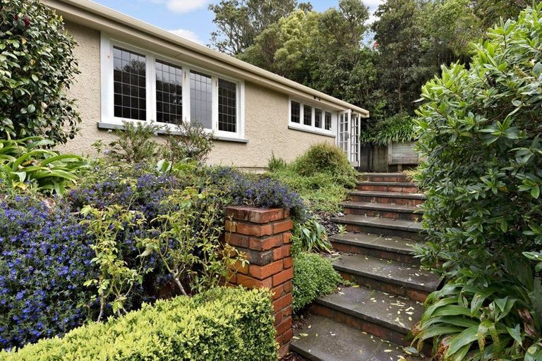 Photo of property in 10 Hillview Crescent, Paparangi, Wellington, 6037