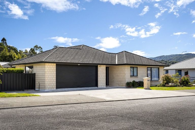 Photo of property in 4 Sunstone Crescent, Brown Owl, Upper Hutt, 5018
