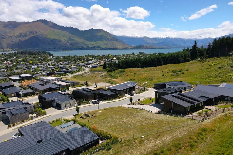 Photo of property in 16 Akitu Rise, Wanaka, 9305