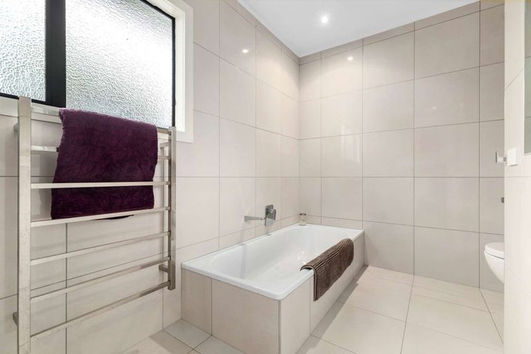 Photo of property in 13 Seaview Rise, Waiuku, 2123