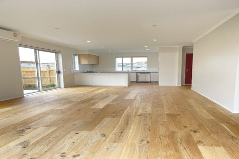 Photo of property in 20 Onekura Street, Red Beach, 0932