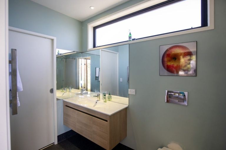 Photo of property in 14 Whaanga Road, Raglan, 3297