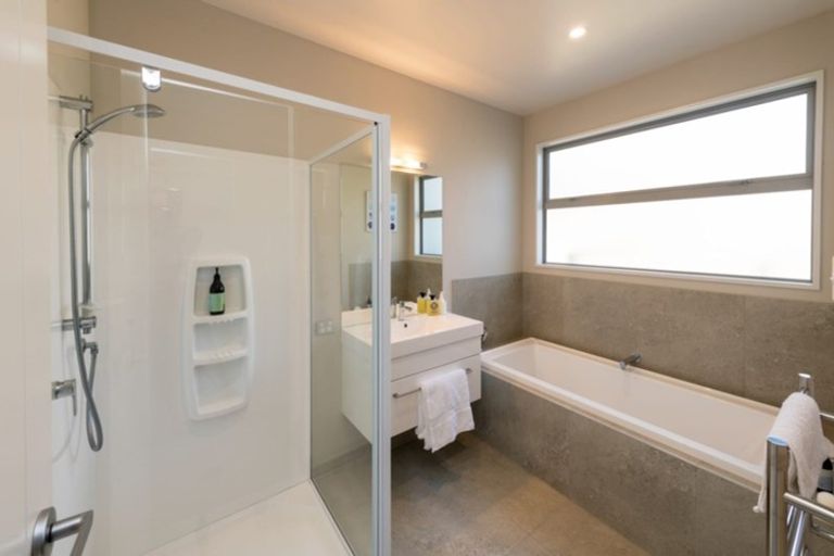 Photo of property in 16 Edgewood Place, Wanaka, 9305