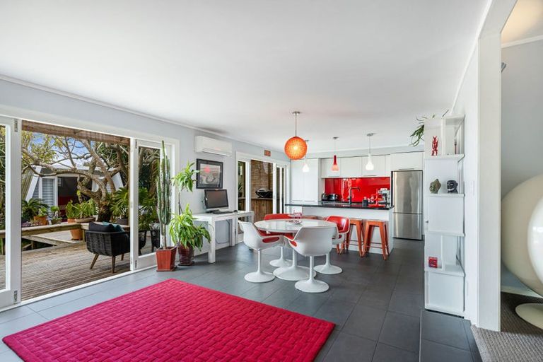 Photo of property in 18 Taioma Crescent, Te Atatu Peninsula, Auckland, 0610