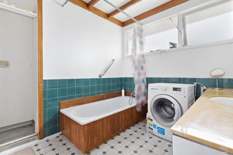 Photo of property in 4 Kaweka Street, New Lynn, Auckland, 0600
