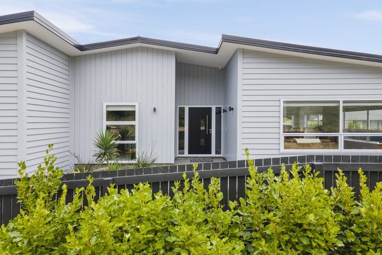 Photo of property in 16 Prestbury Grove, Churton Park, Wellington, 6037