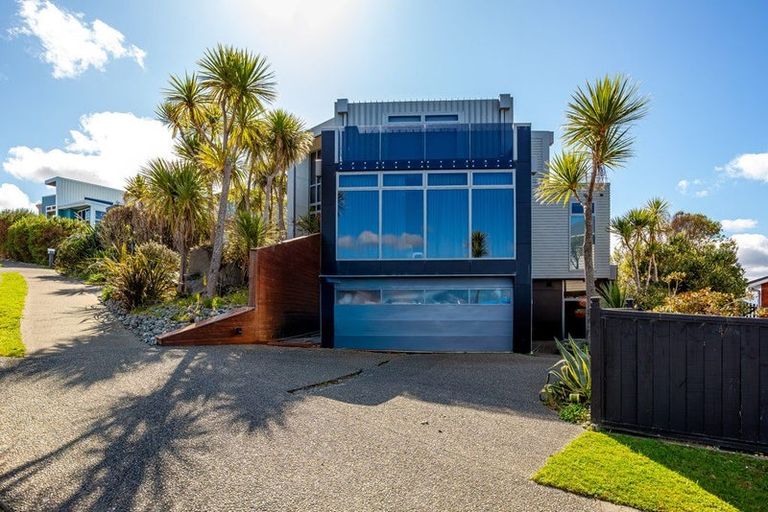 Photo of property in 71 Tamworth Crescent, Newlands, Wellington, 6037