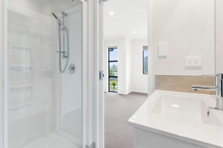 Photo of property in 2 Kumerahou Street, Kumeu, 0810