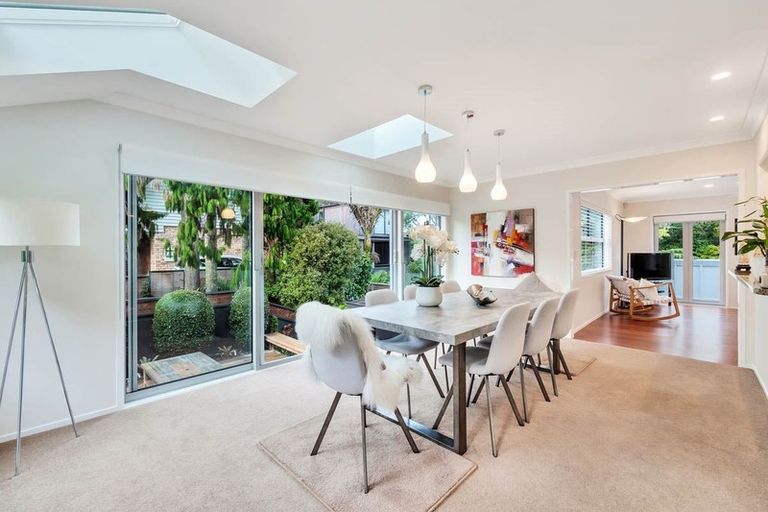 Photo of property in 25 View Road, Campbells Bay, Auckland, 0630