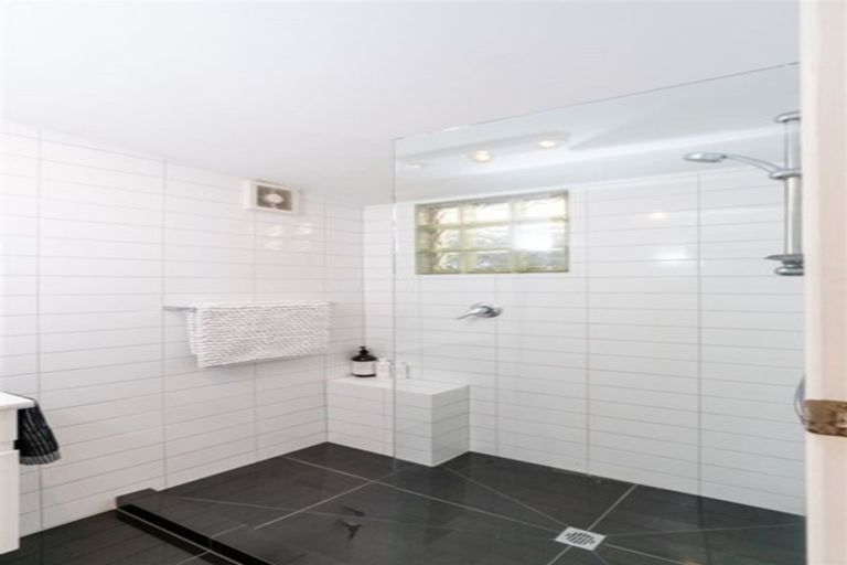 Photo of property in 278 Queens Drive, Lyall Bay, Wellington, 6022