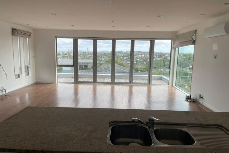 Photo of property in 103 Coronation Road, Hillcrest, Auckland, 0627