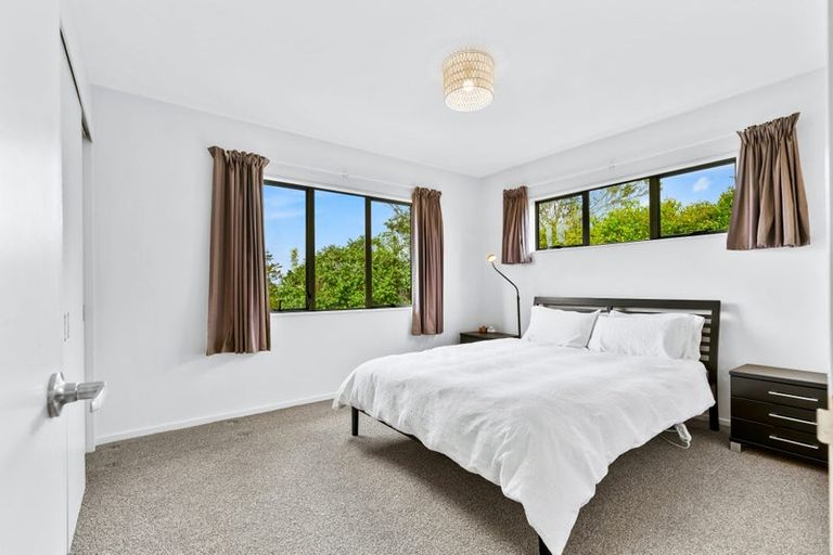 Photo of property in 1/1032 East Coast Road, Fairview Heights, Auckland, 0630