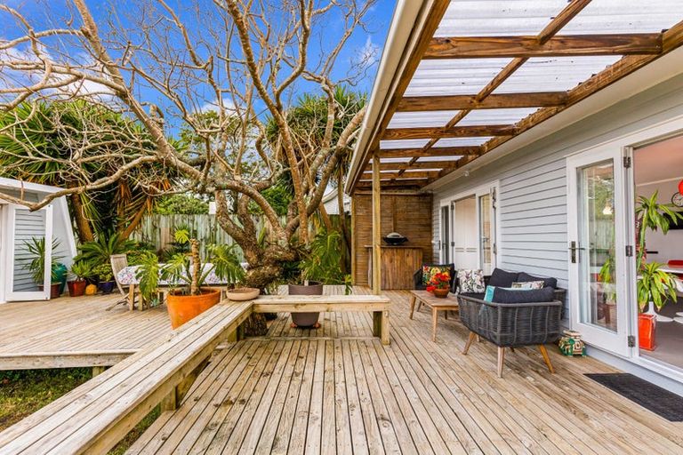 Photo of property in 18 Taioma Crescent, Te Atatu Peninsula, Auckland, 0610