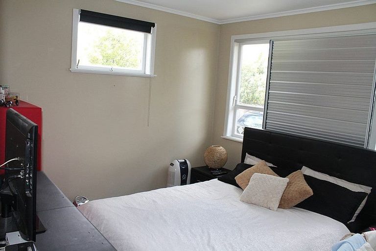 Photo of property in 43 Royal View Road, Te Atatu South, Auckland, 0610